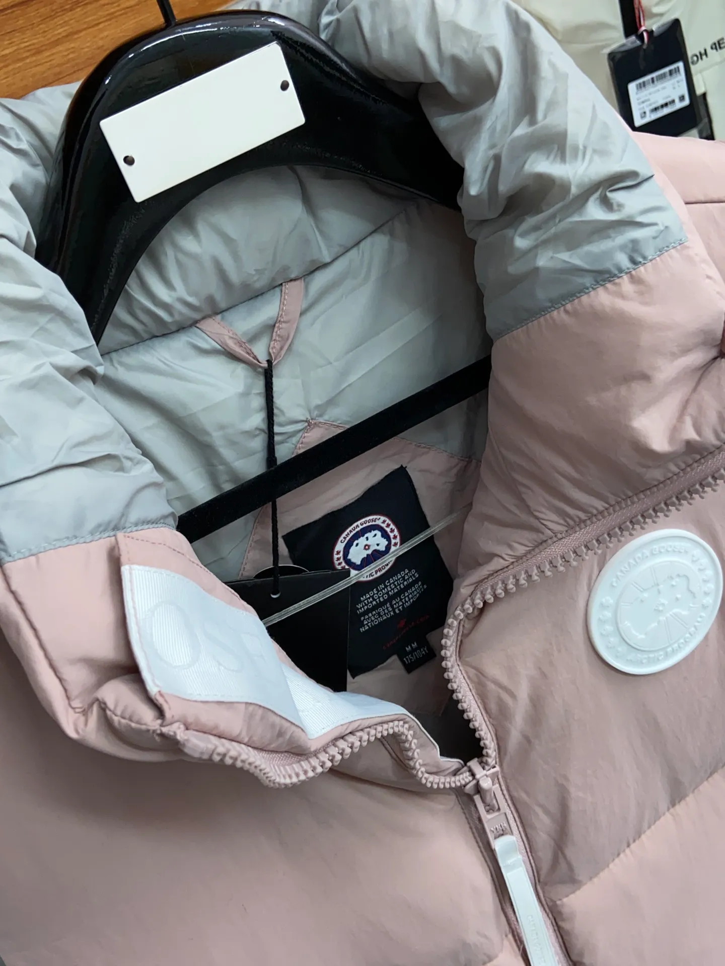 P520 original single version exclusive release #𝘾𝘼𝙉𝘼𝘿𝘼 𝙂𝙊𝙊𝙎𝙀/𝙅𝙪𝙣𝙘𝙩𝙞𝙤𝙣 top original TOP version restored ZP up to 98%‼ ️ CANADA GOOSE/Canada Goose Pastels Pastel Series Everett White Label Vest This versatile Everett vest is a lightweight layering item suitable for wearing in all seasons. It is trimmed in all white and equipped with D-rings for hanging gloves or other daily items when outside. It is ideal for travel and unpredictable weather conditions. The pocket openings and cuff edges are reinforced with CORDURA fabric for durability. The reflective stripes on the back of the collar improve visibility in dim environments, making it the first choice for travel. Note: In order to maximize profits during the production process, some businesses add toxic waste silk, 50 velvet, hand-feel velvet, etc. into the clothes! It is said to be 90% white duck down, purchasing agent level, or even more exaggeratedly said to be 90% white goose down, to fool the layman! (You can consult the official Big Goose. All authentic styles are made of white duck down) ⚠️ Remember, you get what you pay for! Don't be greedy for small gains, or you will suffer big losses!  Size: XS S M L XL Color: Black Melt Water Blue Soft Pink Moonlight Lime